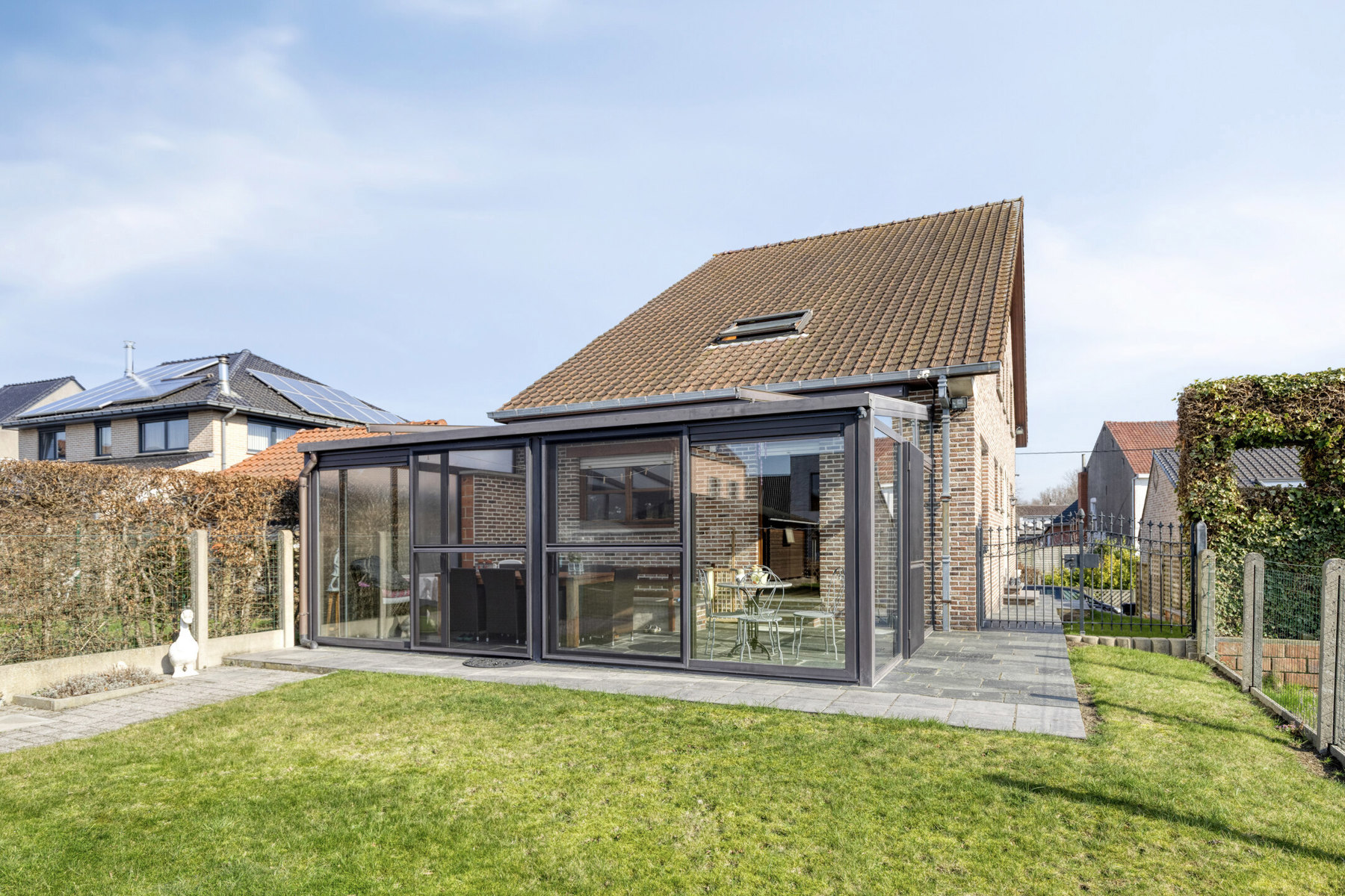 Te moderniseren ruime en solide 3-gevelwoning met grote tuin - foto 2