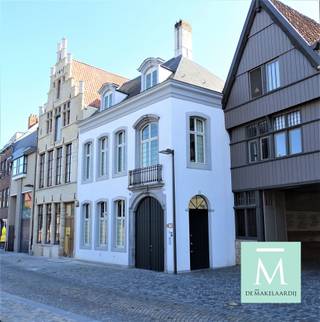 <p><span>Fully serviced “luxury” ground floor apartment in the Historic center of Mechelen</span></p><p><span>This luxury apartment is located in a most beautiful renovated 18th century 'Landmark' Building, situated in the Historic center of Mechelen overlooking the Dijle River. </span></p><p><span>The apartment is newly renovated and has been finished to the highest standards using carefully selected furnishings and fine art, making you feel at home. It comes with a complete installed and equipped kitchen, a spacious living room, a home-office, 2 bedrooms, an en-suite bathroom (with bath & separate shower), a cute courtyard and a basement. </span></p><p><span>The monthly rental price is € 1.975 with the option to rent a secured parking space (at € 100/month) in an underground car park next-door. </span></p><p><span>The rental price includes weekly cleaning and linen service, the electricity charges for the common areas, maintenance, elevator costs, gardening, etc.</span></p><p><span>This fully serviced apartment is perfectly suited for expats or tenants looking for that extra touch of care.</span></p><p><span>Are you interested in renting this apartment? Do not hesitate and contact us on 015/20.20.82 or <span>info@demakelaardij.be</span></span></p><p><span>We look forward to welcoming you soon.</span></p><p><span> </span></p>