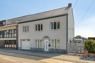 <strong>Handelspand met woonst (315m²) te koop in Ham</strong><br /><br />Bij binnenkomst komen we binnen in de ruime praktijkruimte (28m²) met bergruimte en bureau. Aan de achterzijde van de woning bevinden zich de ruime keuken (48m²) en leefruimte (45,74m²). De keuken is uitgerust met een gasvuur en dampkap, een oven, een koffiemachine en een vaatwasser. De leefruimte is voorzien van een pelletkachel die zorgt voor extra warmte en gezelligheid. <br /><br />Verder is er op de gelijkvloers nog een sauna met stoomdouche en gewone douches. <br /><br />Voor het parkeren van de wagen, of voor extra stockageruimte, is er nog de inpandige garage (51,12m²). <br /><br />Op de eerste verdieping zijn er drie ruime slaapkamers (20,77m², 12,72m² en 13,76m²), een badkamer en een bureauruimte met toilet. De badkamer is voorzien van een dubbele lavabo, een douche en een toilet. Via de bureauruimte is er een vaste trap naar de zolderverdieping (55m²) die nog heel wat potentieel biedt.<br /><br />De woning wordt verwarmd via centrale verwarming op aardgas. Het dak werd in 2018 volledig vernieuwd en geïsoleerd en er zijn 16 zonnepanelen aanwezig met een totaal vermogen van 4.720 Wattpiek. De berekende energiescore bedraagt 220 kWh/m²jaar wat resulteert in een energielabel C.<br /><br />De zuid georiënteerde tuin heeft een oppervlakte van 7a 16ca, hier is het heerlijk vertoeven.<br /><br />Spreekt dit handelspand met woonst jullie aan? Contacteer ons via info@bosmanvastgoed.be voor meer info of een bezoek ter plaatse. Wij helpen jullie graag verder!