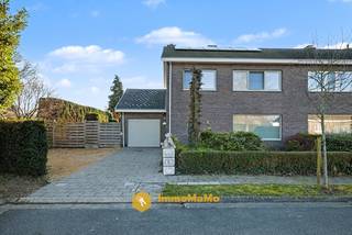 Ben je op zoek naar een rustig gelegen half open bebouwing in een doodlopende straat? Dan is dit pand jouw kans! <br /><br />Naast 3 slaapkamers, een ruime en lichtrijke living met eetkamer, een inpandige garage beschikt deze woning ook over een prachtige, rustgevende tuin waar je in alle privacy kan genieten.<br />Een ideale plek om te ontspannen, te tuinieren of gezellig samen te zijn met familie en vrienden.<br /><br />De woning is heel praktisch gelegen: grootwarenhuizen, het dorpscentrum, apotheek, dokter en tandarts bevinden zich op korte afstand. Ook het prachtige domein Puyenbroeck ligt vlakbij, perfect voor wandelingen, sport en ontspanning in de natuur.<br /><br />Met een woonoppervlakte van 158 m² op een perceel van 699 m² biedt deze woning een mooie combinatie van ruimte, rust en bereikbaarheid. Bovendien beschikt de woning over een gunstig EPC-label B, wat zorgt voor een energiezuinige en comfortabele woonomgeving.<br /><br />Een ideale thuis voor wie rustig wil wonen, met alle voorzieningen binnen handbereik.<br /><br />Troeven:<br />- Rustig gelegen <br />- Prachtige, rustgevende tuin<br />- 3 slaapkamers <br />- Inpandige garage <br />- EPC B<br />- 158 m² bewoonbare oppervlakte <br />- 699 m² grondoppervlakte<br /><br />Bezoekdag op donderdag 26/03  van 17h -19h – enkel op afspraak!<br />Bel <strong>0492/97.47.00</strong> of mail nathalie@immomamo.be.<br /><strong>Let op: op voorhand verwittigen is verplicht.</strong>
