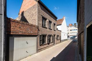 <p>Voormalige staminee “De Corner” gelegen op de Boelare wordt verkocht, met de naast gelegen woning in de Teirlinckstraat, die op heden samenhangen.<br /><br />Dit pand laat zich ideaal toe voor iemand die een nieuwe horecadroom wil combineren met woonst, maar de uiterst gunstige hoekligging kan ook zeker dienen voor een mogelijk nieuwbouwproject.<br /><br /><br /><strong>Ligging</strong><br /><br />Deze handelswoning langs de Boelare staat garant voor een veelzijdige leefomgeving. Met een prachtige mix van lokale charme en moderne gemakken alsook de nabijheid van de stadse voorzieningen, vormt dit de perfecte basis voor uw nieuwe thuis of project. <br /><br /><strong>Indeling van de woning</strong><br /><br />Vooraan de Boelare is de gelagzaal voorzien met toog en voorzieningen, achteraan zijn de toiletten, badkamer en een polyvalente ruimte.<br /><br />Boven het voormalig café is er een vergaderruimte voorzien.<br /><br />In de woning in de Teirlinckstraat is er op de 1<sup>e</sup> verdieping ruimte voor 3 slaapkamers en een daarboven gelegen in te richten zolderverdieping.<br /><br /><br /><strong>Extra troeven</strong><br /><br />✅ Hoekgebouw<br />✅ Talloze mogelijkheden voor totaalrenovatie of nieuwbouwproject<br />✅ Centrale ligging<br /><br /><br /><br /><strong>Bezoek steeds na afspraak!</strong><br /> </p>
