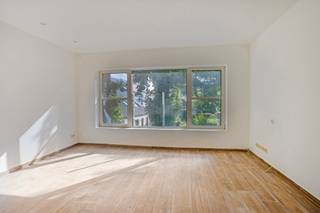 <p>Deze woning vind je terug in een rustig maar centraal gelegen straat met scholen en openbaar vervoer slechts op een steenworp verwijderd. Hoewel dit pand te renoveren is, bied het hier een schat aan mogelijkheden dankzij de grote ruimtes, het magazijn en het achterhuis. Op het gelijkvloers bevindt zich de ruime garage die doorgang biedt tot het uiterst handige magazijn/polyvalente ruimte van 130 m², eveneens vind je hier de gezellige stadstuin terug waar het heerlijk vertoeven is. Op de eerste verdieping word je verwelkomd door de zonnige woon- / eetkamer met aangrenzend de moderne keuken welke werd voorzien van al het dagelijks comfort zoals een inductiekookplaat, oven, dampkap, dubbele spoelbak en een aansluiting voor een vaatwasser. De tweede verdieping omvat een riante slaapkamer met ensuite badkamer. Het achterhuis welke momenteel is ingericht als spa-ruimte met bubbelbad, sauna en toilet bevat op de eerste verdieping een polyvalente ruimte van 30m² die nog volledig naar wens is in te vullen.</p>
<p><strong>Technische gegevens:</strong> Dubbele beglazing, PVC.</p>
<p><strong>Stedenbouwkundige inlichtingen, asbestattest en bodemattest in aanvraag. Bevindt zich niet in een risicozone voor overstromingen (P- en G-score A). Renovatieverplichting van toepassing.</strong></p>