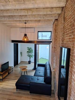 <p><span>Op amper 50 stappen van de gezellig drukke Grote Markt, ligt deze in 2024 gerenoveerde woning. In het stadscentrum is een grote garage met afstandsbediende poort goud waard (verhuurwaarde minstens 215 euro per maand). U kan er met een bestelwagen of 2 auto’s binnen. De Standonckstraat is voorzien van kasseiverharding en is voor auto’s doodlopend. De rustig gelegen woning met authentieke gevel, wordt opgefleurd door een plint in blauwe hardsteen en donkergrijze ramen (2017). Binnen worden we gecharmeerd door de hoge plafonds en de authentieke accenten: originele vloertegels, authentieke geschilderde trap, accentmuur in zichtbaar metselwerk. Open keuken (2024) en living krijgen in één hoek nog veel extra licht binnen via ramen rond de buitenruimte. De keuken omvat een oven, kookplaat, dampkap, koelkast, aparte freezer en een vaatwasser. Op de eerste verdieping, naast het toilet, staat een berging/wasplaats ter beschikking, terwijl ook op de 2</span><span><sup>e</sup></span><span> verdieping nog extra bergruimte beschikbaar is. De koelte wordt zowel op de eerste als op de tweede verdieping gegarandeerd door de aircotoestellen met warmtepomptechnologie. Onder dak werden de twee slaapvertrekken gescheiden door een wand in loftstijl, aangevuld door een open badkamerruimte: douchecabine in glas met regendouche en lavabomeubel met spiegel. </span></p><p><span> </span></p>