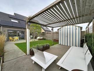 <p>Kwalitatief afgewerkte woning in de rustige en kindvriendelijke woonwijk<span> </span><em>Baanhof</em>.<br />De woning omvat een inkomhal met vestiaire en gastentoilet, een gezellige leefruimte met eet- en zithoek en TV-wand met gashaard, een volledig uitgeruste halfopen keuken met eetplaats, een garage met sectionale poort en geïntegreerde wasplaats, én een aangelegde zuidgerichte tuin met zonneterrassen, tuinberging en achteruitweg via een poortje.</p>
<p>Op de eerste verdieping bevinden zich 3 volwaardige slaapkamers, een dressing, een prachtige badkamer (inloopdouche, ligbad, dubbele wastafel en toilet) en een trapluik naar de geïsoleerde zolder, die mits het plaatsen van een vaste trap kan omgevormd worden tot een 4de slaapkamer.</p>
<p><b>Extra troeven:</b></p>
<ul>
<li>
<p>Energiezuinig (Label A)</p>
</li>
<li>
<p>25 zonnepanelen (6750 Wp)</p>
</li>
<li>
<p>Conforme elektriciteitskeuring</p>
</li>
<li>
<p>Vloerverwarming via warmtepomp</p>
</li>
<li>
<p>Airco beneden en in elke slaapkamer</p>
</li>
<li>
<p>Zonnescreens</p>
</li>
<li>
<p>Vlotte verbinding naar scholen, winkels, openbaar vervoer en de E40</p>
</li>
<li>
<p>Instapklaar en volledig geschilderd</p>
</li>
</ul>
<p>Deze woning is te koop ZONDER makelaar via het concept van<b> <span>Smart Houses!</span></b><span> </span>Wenst U verdere inlichtingen of bezoek? Contacteer rechtstreeks de eigenaar via <b><span>0497/61.60.96</span></b></p>
<p></p>