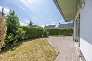 Cette maison de vacances est idéalement située dans le domaine de Nieuwendamme à Nieuport. Elle dispose d'une pompe à chaleur, de panneaux solaires et d'un jardin ensoleillé avec deux vérandas lumineuses, agrandissant ainsi l'espace de vie. L'installation électrique est conforme et la maison est sans amiante. Elle comprend deux chambres, mais une véranda verrouillable permet de la transformer en troisième chambre. Le domaine dispose également d'une piscine extérieure et d'une place de parking privée attenante à la maison.<br /><br />La maison se compose comme suit :<br />un séjour avec cuisine américaine et véranda ouverte, une véranda verrouillable, un débarras, des toilettes et un jardin avec une place de parking. À l'étage se trouvent deux chambres et une salle de bains.<br /><br />Quelques avantages :<br />- Situation calme<br />- Plusieurs rénovations écoénergétiques ont été réalisées<br />- Maison de vacances authentique