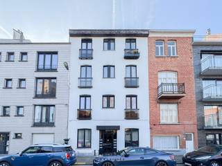 Dit lichtrijke appartement met open zicht is gunstig gelegen nabij de Zoutelaan en het IJzerpark in Knokke. Het beschiktover een leefruimte met open...