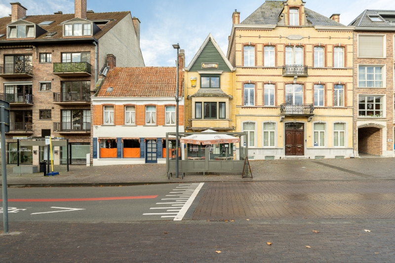 Commercieel handelspand met bovenliggende woonst op de Markt van Ingelmunster - photo 1