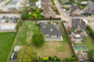 <p><span>Rustig wonen, genieten van ruimte en comfort, met een prachtige tuin als extra troef!</span></p><p><span>Deze verzorgde, vrijstaande bungalow bevindt zich in een aangename en rustige residentiële woonomgeving, op een royaal perceel van maar liefst 1.641 m². <br />Bij het betreden van de woning komt u terecht in een uitnodigende inkomhal die toegang biedt tot de verschillende vertrekken. De lichtrijke leefruimte vormt het hart van de woning en biedt voldoende plaats voor een gezellige zithoek en een ruime eetplaats. De sfeervolle haard zorgt voor extra gezelligheid. Aansluitend bevindt zich de volledig ingerichte keuken, voorzien van ingebouwde toestellen, veel kastruimte en een praktische ontbijthoek.<br />De bungalow beschikt over twee volwaardige slaapkamers en een badkamer uitgerust met een ligbad, douche en wastafelmeubel.</span></p><p><span>Daarnaast biedt de woning heel wat extra functionaliteit dankzij de afzonderlijke wasruimte, een ruime kelder en een bijzonder grote zolder, die tal van mogelijkheden biedt voor opslag of een eventuele extra slaapkamer, mits de nodige vergunningen.</span></p><p><span>Ook buiten heeft deze eigendom heel wat te bieden. De uitzonderlijk ruime tuin vormt een heerlijke plek om in alle rust te ontspannen, te tuinieren of te genieten van het buitenleven. Het terras sluit mooi aan op de woning en biedt uitzicht op het groen.</span></p><p><span>De inpandige garage en de ruime oprit met meerdere parkeerplaatsen zorgen voor bijkomend comfort.</span></p><p><span>Met een EPC-label C beschikt deze woning bovendien over een gunstige energiescore.</span></p><p><span>De belangrijkste troeven:</span></p><ul><li><span>Vrijstaande bungalow in rustige residentiële omgeving</span></li><li><span>Prachtig perceel van 1.641 m²</span></li><li><span>Volledig gelijkvloers wooncomfort</span></li><li><span>Twee ruime slaapkamers & mogelijkheid tot 3de slaapkamer op zolder</span></li><li><span>Lichtrijke leefruimte met sfeervolle haard</span></li><li><span>Volledig ingerichte keuken</span></li><li><span>Afzonderlijke wasruimte</span></li><li><span>Ruime kelder en grote zolder</span></li><li><span>Inpandige garage en meerdere parkeerplaatsen</span></li><li><span>Grote tuin met terras en veel privacy</span></li><li><span>EPC-label C</span></li></ul><p><span>Een unieke opportuniteit voor wie op zoek is naar rustig en comfortabel gelijkvloers wonen, met bijzonder veel ruimte binnen én buiten.</span></p><p><span>Ontdek zelf de mogelijkheden en de charme van deze eigendom tijdens een bezoek!</span></p><p><span> </span></p><p><span>Bekijk ook onze visuele tour: <span>https://web-player.walkly.app/VoT9ChdTkk3ayg4RKdVj/3UlrihYDCU0QlhkcMGDe/ww/public</span></span><span> </span></p>