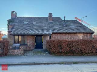 Alleenstaande woning met heel veel charme en uitstraling. Bestaande uit een inkomhall, bureel, wachtkamer, secretariaat, living (eetplaats en...