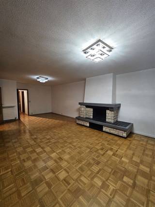 <p><strong><u>Appartement met 2 slpks, 2 terrassen en een staanplaats</u></strong></p><p>Dit instapklaar appartement is gelegen op de 5de verdieping. <br />Op wandelafstand van openbaar vervoer, winkels, restaurants, scholen en op- en afrit autosnelweg.</p><p><strong>De indeling:</strong><br />Inkomhal met vestiaire. Aansluitend de zeer ruime en lichtrijke leefruimte met vooraan een terras. <br />De keuken met berging.</p><p>Een dressing/bureauruimte.<br />2 ruime slaapkamers (rolluiken aanwezig) waarvan 1 toegang heeft naar het terras achteraan. <br />De badkamer met ligbad, dubbele lavabomeubel en aansluiting voor wasmachine en droogkast.<br />Apart toilet met handenwasser.</p><p>Ondergrondse parking en fietsenstalling is inclusief de huurprijs.</p><p><strong>De pluspunten:</strong><br />- Topligging<br />- Zeer gunstige EPC score - label B<br />- Ruim appartement met 2 terrassen<br />- Beschikbaarheid is overeen te komen</p>