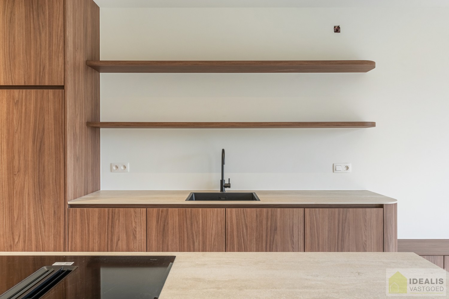 IDEALIS VASTGOED – Schitterend volledig vernieuwde woning (+- 220m²) met een heerlijke open leefruimte, 3 ruime slaapkamers, luxueuze badkamer, ruime wasplaats op een fijn zuid georiënteerd perceel! Dit heerlijke huis bevindt zich op een knap perceel van - foto 4