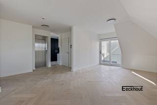 Deze volledig gerenoveerde penthouse bevindt zich in een standingvol erfgoedpand met beschermde gevel in modernistische stijl. Het appartement bevindt zich in het centrum van de stad en op een boogscheut van de zeedijk, het strand, winkelstraat en allerhande gezellige horeca-adresjes.<br />Het appartement is ingedeeld als volgt: open en lichtrijke leefruimte, keuken met aangrenzende grote berging, apart toilet, 2 slaapkamers met elk een ensuite badkamer. De ene badkamer is voorzien van een dubbel lavabomeubel, inloopdouche en toilet, de andere badkamer van lavabomeubel, toilet en ligbad. <br />Vanuit de leefruimte heeft men toegang tot een ruim, privaat zonneterras. Bovendien is er een groot gemeenschappelijk dakterras waar men ook de hele dag door van de zon kan genieten.<br />Het appartement werd met alle moderne voorzieningen en topmaterialen afgewerkt. Denk maar aan een prachtig visgraatparket, gerectificeerde tegels (1m20 x 1m20), vloerverwarming, een gepantserde veiligheidsdeur, privatieve verwarming op aardgas, hoogrendementsketels en videofonie met gsm-module op afstand, design sanitair en inloopdouches op tegelvloer (zonder douchebak).<br />Er is een privatieve kelderberging, afvallokaal én ruime fietsenberging voorzien. De fietsenberging heeft een aparte, makkelijk toegankelijke ingang en is voorzien van meerdere laadpunten. <br />Verkoop onder registratierechten (geen BTW)!