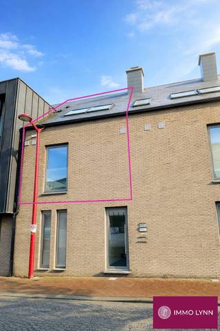 Moderne duplex met 2 kamers, terras & parking in centrum Perk! Indeling 1ste verdieping: inkomhal, ruime woonkamer met open uitgeruste keuken,...