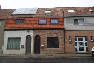 Te huur – Gezellige, gerenoveerde en energiezuinige woning in het centrum van ZarrenDeze charmante woning is gelegen in de Esenstraat 42 te Zarren,...
