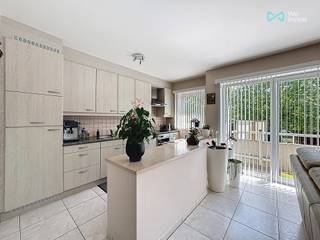 <p>Interesse in dit appartement? Vraag een afspraak aan via onze website www.weinvest.be<br />Of via volgende link: https://wi-antwerpen-zuidrand.mijnhuurprofiel.be/property/37c838e8-e6d5-4ec5-98cd-55c51a6a4b45<br /><br />Ontdek dit lichtrijke en goed onderhouden appartement op de <strong>eerste verdieping</strong> van een <strong>klein, rustig gebouw</strong> zonder lift. Gelegen op een <strong>centrale locatie nabij belangrijke invalswegen</strong>, biedt dit appartement zowel comfort als bereikbaarheid.<br /><br /><strong>Indeling en troeven:<br /></strong><strong>* Drie volwaardige slaapkamers</strong> <br /><strong>* Ruime badkamer</strong> met moderne <strong>inloopdouche</strong>.<br /><strong>* Open, volledig ingerichte keuken</strong> die naadloos aansluit op de gezellige leefruimte.<br /><strong>* Terras aan de voorzijde</strong> via een grote raam én een <strong>ruim achterterras</strong> over de volledige breedte van het appartement.<br /><strong>* Inkomhal met vestiairekast</strong> en <strong>extra kleine berging</strong>.<br /><strong>* </strong>Ruime <strong>was- en bergruimte</strong> met aansluiting voor wasmachine en droogkast.<br /><strong>* Gesloten garagebox inbegrepen</strong> in de huurprijs.<br /><strong>* Lage gemeenschappelijke kosten</strong>, geen lift.<br /><br /><strong>Beschikbaar vanaf 1 oktober.<br /></strong>* Huurwaarborg: 3 maanden<br />* Plaatsbeschrijving verplicht op te maken door een erkend expert (kosten gedeeld tussen huurder en verhuurder).<br /><br />Een uitstekende kans voor wie comfortabel en centraal wil wonen in Aartselaar.</p>
<p><strong>Interesse?</strong> Stel je kandidaat via 'mijn huurprofiel'</p>