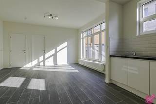 Kwalitatief gerenoveerd, zonnig 1-slaapkamer appartement op centrale ligging. <br />Het gelijkvloers appartement bevindt zich vlakbij Park spoor Noord, de nieuwe AP hogeschool, Rooseveltplaats en op wandelafstand van verschillende drank- en eetgelegenheden. <br />Het appartement is volledig geschilderd en voorzien van verlichting dus instapklaar! Bij de renovatie is gebruik gemaakt van duurzaam en kwalitatief materiaal. <br />Het appartement is nieuw geschilderd, en onmiddellijk beschikbaar.<br /><br />We komen via de gang rechtstreeks in de leefruimte met open keuken (deze is voorzien van koelkast met vriesvak, oven en kookvuur). Doordat alle ruimtes worden doorgetrokken met een mooie tegelparket en dankzij de grote raampartijen, krijgt u hier een ruimtelijk gevoel en kan u genieten van extra veel daglicht. Er is een apart toilet met handenwasser aanwezig. Een moderne badkamer welke uitgerust is met een inloop regendouche, lavabo met meubel en spiegelkast. <br />In de ruime slaapkamer van 11m² valt eveneens veel licht binnen wat deze kamer des te aangenamer maakt. Achteraan is er nog een koertje. GEEN Maandelijkse kosten! Alle verbruik met eigen meters. Cv op gas met nieuwe HR ketel, nieuwe ramen met dubbele beglazing. Lage EPC score 219 kWh/m² : laag verbruik! <br /><br />Vraag snel u bezoek aan via: https://mijnhuurprofiel.be/property/b3ef6460-4810-4624-9b6d-4a34dc245137