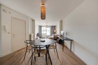 Te koop: lichtrijk appartement met ruim zuidgericht terras in het hart van BrasschaatOntdek dit charmante appartement op de eerste verdieping. Met...