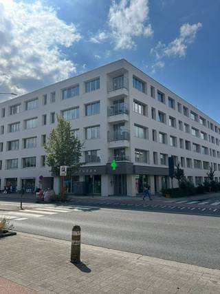 Dit mooi en ruim appartement, gelegen op de 2de verdieping, biedt alle comfort voor aangenaam wonen.
Het appartement omvat een inkomhal, een gezellige en lichtrijke living, een volledig uitgeruste keuken (te moderniseren) met aansluitende berging, een apart toilet en een badkamer voorzien van douche en wastafel. Verder zijn er 2 volwaardige slaapkamers aanwezig. Epc B en elektriciteit is conform!
Genieten kan op het zonnige terras, ideaal om tot rust te komen. Garage kan gehuurd worden. Gevel is volledig vernieuwd! Vlotte bereikbaarheid alles winkels op wandel afstand!
Interesse? Neem gerust contact op voor meer informatie of een bezoek ter plaatse.
Exclusief te koop aangeboden via de Oximo online verkoopsprocedure. Voor registratie en aanvaarding van de verkoopsvoorwaarden zie www.oximo.be.