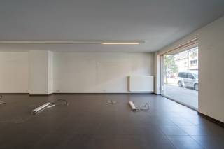 Deze instapklare handelsruimte van <strong>145</strong><strong> </strong><strong>m²</strong> is centraal gelegen in Deinze en biedt een <strong>uitstekende zichtbaarheid. </strong><br />Ideaal voor <strong>kantooractiviteiten</strong>, <strong>vrije beroepen</strong> of <strong>andere professionele doeleinden</strong>.<br /><span><span><span><span><span>De indeling bestaat uit een <strong>open kantoorruimte</strong>, een <strong>ruime vergaderzaal</strong>, een <strong>praktische kitchenette</strong> en <strong>net sanitair</strong>. De ruimte is flexibel in te richten <strong>naargelang jouw behoeften</strong>. <br /><br /><strong>Achteraan het gebouw</strong> bevinden zich <strong>2 tot 4 private parkeerplaatsen</strong>, een grote troef in het centrum.<br />De volledige ruimte is verwarmd via <strong>centrale</strong> <strong>verwarming</strong>. </span></span></span></span></span><br />Bij de handelsruimtes horen nog <strong>2 ondergrondse bergruimtes</strong>. <br /><br /><strong>Gunstige ligging</strong>, <strong>goede bereikbaarheid</strong> en de <strong>moderne inrichting</strong>, kortom is dit een <strong>uitstekende opportuniteit</strong> voor wie op zoek is naar een professionele werkplek in Deinze.<br /><br />Contacteer Matthis op 0477 804 350 - matthis@dekeyser.immo of Leopold op 0499 618 354 - leopold@dekeyser.immo