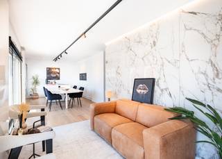 In het pittoreske Sint-Idesblad, in de residentie La Molière, stellen wij u dit magnifiek penthouse appartement met twee GROTE dakterrassen voor. Qua ligging kan het haast niet beter: het appartement bevindt zich op de Strandlaan van Sint-Idesbald, vlakbij alle winkels en detailhandels. Daarbovenop ligt de zee op enkele minuten stappen. Het luxepand onderging een TOTAALRENOVATIE met duurzame materialen.<br /><br />Het pand werd als volgt ingedeeld: Grote leefruimte met zithoek en eetplaats | volledig uitgeruste keuken | eerste GROTE (50m²) zonneterras | afzonderlijk toilet | eerste berging met voorziening voor wasmachine | eerste slaapkamer met ingemaakte kasten bijhorende badkamer ( inloopdouche, lavabo in meubel en 2de toilet) | tweede volwaardige slaapkamer met ingemaakte kasten en bijhorende badkamer ( inloopdouche en dubbele lavabo in meubel) | Beide slaapkamers hebben toegang tot het tweede GROTE (50m²) dakterras | tweede berging met voorziening voor wasmachine en droogkast.<br /><br />Er zijn twee private kelders aanwezig op de ondergrondse verdieping en een gemeenschappelijke fietsenberging. <br /><br />Op zoek naar een PRACHTIG woonappartement of tweede verblijf in Sint-Idesbald? Zoek niet verder: dit appartement kan het uwe worden!