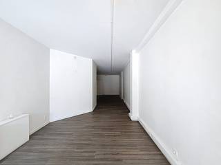 Espace de bureau à louer d'environ 62 m² dans le centre de Courtrai. Grâce à sa situation centrale, le bâtiment bénéficie d'une bonne visibilité et d'un accès facile. Spécifications :- installation sanitaire- coin cuisine- une vitrine spacieuseVous recherchez un bien immobilier commercial composé d'un bien commercial à louer dans un excellent emplacement à Courtrai ? N'hésitez pas à nous contacter au 056 21 11 11.