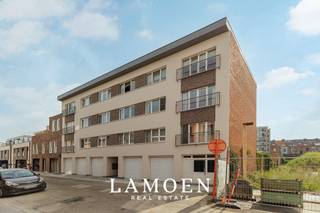 <p>Vivre à quelques pas du centre-ville, tout en profitant d'un cadre paisible : voilà ce qu'offre le site Komet. Cet ancien site industriel a été transformé en un quartier verdoyant et à circulation réduite. Les commerces, les écoles et les transports en commun se trouvent à proximité, tout comme le nouveau parc municipal.<br />L'appartement dispose d'une entrée indépendante avec son propre numéro de maison et des compteurs individuels : vous bénéficiez ainsi de l'intimité d'une maison, sans hall commun.</p><p>Vous entrez par un hall d’entrée très spacieux, qui donne sur le salon lumineux, suivi de la cuisine entièrement équipée. Il y a pas moins de cinq chambres à part entière, idéales pour une grande famille, un bureau à domicile ou un espace de loisirs. Il y a également une salle de bains avec douche et lavabo, des toilettes séparées et un débarras. Le jardin donne directement accès au parc municipal.</p><p>Tous les atouts en bref :<br />- Emplacement de choix sur le site rénové de Komet<br />- Entrée indépendante, numéro de maison propre et compteurs individuels<br />- Exceptionnellement spacieux : cinq chambres et un jardin de 190 m²<br />- Jardin avec accès direct au parc municipal<br />- Tous les murs en plaques de plâtre : agencement entièrement personnalisable<br />- Quartier peu circulé, verdoyant et adapté aux enfants, régulièrement transformé en rue ludique<br />- PEB C (232 kWh/(m² an))<br />- Potentiel locatif très intéressant</p>