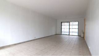 <strong>Handels- of kantoorruimte</strong> met een zeer goede ligging langs de <strong>Baron Ruzettelaan</strong> in <strong>Assebroek</strong>, een drukke invalsweg naar het centrum van <strong>Brugge</strong>.<br />Ideaal om een commerciële activiteit uit te baten tussen Brugge en Oostkamp.<br />+ Parkeermogelijkheid in de buurt!<br /><br />Omvat een handelsruimte met terras achteraan, keuken en afzonderlijk toilet, privé kelderberging en een ondergrondse autostandplaats.<br />#slimondernemen #assebroek #brugge<br /><br />Beschikbaar 1 april 2026