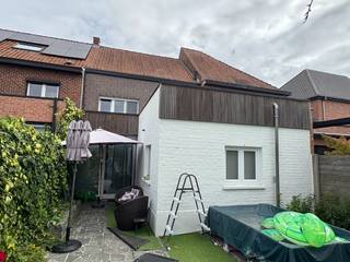 Deze woning heeft enkele jaren terug een complete renovatie gehad. Werkelijk alles is gestript geweest en opnieuw opgebouwd. De uitbouw achteraan is nieuw en de rest van de woning is in nieuwstaat.<br /><br />Bij het binnenkomen van de woning betreed je de lichtrijke leefruimte met uitzicht op de tuin. Aansluitend bevindt zich de moderne, volledig uitgeruste keuken met keukeneiland. Vanuit de keuken heb je toegang tot een praktische berging met aansluiting voor de wasmachine en extra opslagruimte. Daarnaast beschikt de woning over een kelder en een handige zijdoorgang langs de linkerkant, ideaal voor het plaatsen van fietsen.<br /><br />De zuidgerichte tuin is een grote troef. Op het gelijkvloers vind je verder een ruime badkamer met douche, dubbele wastafel en ligbad, evenals een apart toilet. <br /><br />Op de eerste verdieping zijn er drie slaapkamers en een tweede toilet. Via een vaste trap bereik je de geïsoleerde zolder, waar je extra kamers kan maken.<br /><br />PLUSPUNTEN:<br />+ EPC B<br />+ Conforme elektrische keuring<br />+ 206m² bewoonbare oppervlakte