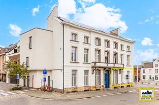 <p>"ABSOLUTE TOPPER" – Afspraak ENIGE BEZOEKDAG enkel telefonisch via Randy Remue op 0487/ 33. 10. 10. De stukken van de woning zijn te consulteren via www.immo-zone.be. Meer info en foto’s via Facebook “Randy Remue” – LIKE de pagina en blijf op de hoogte van alle nieuwe woningen. In het centrum van Aalst, op de Vlaanderenstraat 1, vinden we dit prachtig gerenoveerd historisch pand, beter gekend als “Huis der Zuchten”. Indeling: Bij het betreden van het gelijkvloers appartement via de historische inkom met authentieke elementen, komen we terecht in een inkomhal met plaats voor vestiaire en een afzonderlijk gastentoilet. Verder vinden we een ruime leefruimte met aansluitend een hyper-geïnstalleerde keuken. Vanuit de nachthal, met gerestaureerde plafondrozet en ruimte voor ingemaakte kasten, bereiken we rechts een grote bergruimte. Aan het einde van de gang bevindt zich een deur naar een aangenaam stukje tuin/terras, exclusief behorend tot het appartement. Links treffen we de slaapkamer aan en recht tegenover de slaapkamer bevindt zich de badkamer. Het appartement beschikt over zonnepanelen met warmtepomp en een ruime kelderruimte. Mogelijkheid tot aankopen van staanplaats. Dit uniek appartement combineert historische charme met moderne luxe en vormt een ABSOLUTE TOPPER voor starters of investeerders die op zoek zijn naar een appartement in het hart van Aalst.<br />P-score: A / G-score: A.<br />VOOR ZEER SNELLE BESLISSERS!!<br />IMMO ZONE RHODELAND – Randy Remue – 0487/ 33. 10. 10.</p>