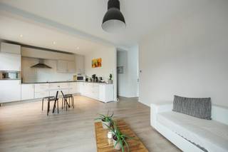 Op een toplocatie in Edegem, recht tegenover Fort V en verschillende toegangswegen, vinden we dit volledig instapklaar appartement. Het is gelegen...