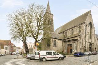 <p>Gelegen nabij alle voorzieningen in het hart van Tournai en op een steenworp van de bastions, bestaat dit volledig onderkelderde opbrengsteigendom, dat zich in een uitstekende staat van onderhoud bevindt, uit 3 verhuurde entiteiten met een totale maandelijkse huuropbrengst van €1.630.</p><p></p><p><span><b>GELIJKVLOERS:</b></span> een studio, momenteel verhuurd voor €490, bestaande uit een woon- en eetkamer, een ingerichte kitchenette en een douchekamer, kelder in de ondergrond, EPC C, nieuwe individuele gascondensatieketel.</p><p></p><p><span><b>VERDIEPING:</b></span> een gerenoveerd appartement, momenteel verhuurd voor €590, bestaande uit een woon-/eetkamer, een badkamer, een ingerichte keuken en een slaapkamer, EPC C, individuele gasketel.</p><p></p><p><span><b>2de VERDIEPING:</b></span> appartement met 2 slaapkamers, momenteel verhuurd voor €550, bestaande uit een woon-/eetkamer, een half ingerichte keuken en twee badkamers, elektrische accumulatoren, EPC G</p>