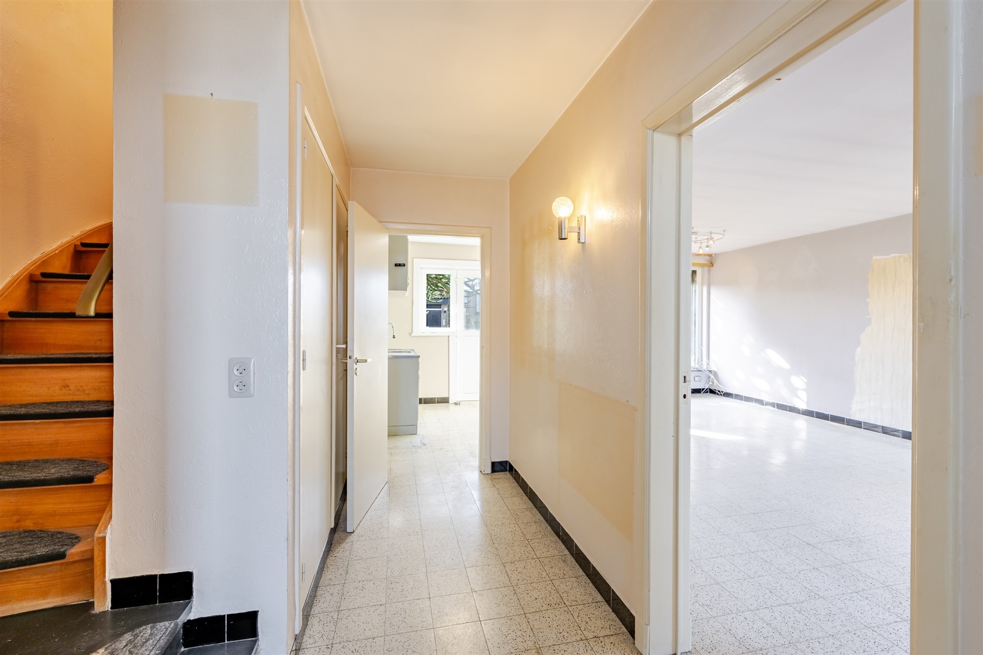 Te renoveren woning met 4 slpk en tuin - foto 2