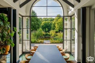 <p><span>Luxe villa op een residentiële locatie, grenzend aan natuurgebied, op een perceel van 8.492 m². De villa beschikt over o.a. 5 slaapkamers, 3 badkamers, een hoogwaardige wellnessruimte met een inpandig overloopzwembad en een garage voor 2 wagens. Het eigendom biedt optimale privacy en rust in een prachtig aangelegde tuin, een unieke plek voor ultieme ontspanning. </span></p><p><span> </span></p><p><span> </span></p><p><span>Gelijkvloers<br /></span><span>Imposante entree middels een grote staal / glazen deurpartij naar de centrale open inkom die in directe verbinding staat met de leefruimte en een prachtige doorkijk biedt naar de achtertuin, aan de linkerzijde bevindt zich een ruime zitkamer met een unieke open haard en ingebouwde TV, de grote ramen bieden een mooi zicht op de tuin en een aansluitende aparte ruimte die kan dienen als TV-kamer, bureel of bibliotheek.  Aan de overzijde van de zitkamer bevindt zich een moderne luxe keuken voorzien van alle hedendaagse (Gaggenau) inbouwapparatuur met een directe verbinding tot het terras. Aangrenzende eetkamer met ingebouwde kasten, momenteel in gebruik als speelkamer.<br />Nachthal die uitgeeft op de masterbedroom bestaande uit een slaapkamer, dressingkamer en luxe badkamer die ook toegang biedt tot de zwembadruimte en een extra slaap / hobbykamer met badkamer. Doorgang met ingemaakte kasten naar de wasplaats. <br />Inpandige garage die ruimte biedt voor twee wagens en voorzien van een automatische poort. </span></p><p><span> </span></p><p><span>Wellnessruimte<br /></span><span>Grote ontspannings- en wellnessruimte met een inpandig overloop zwembad, jaccuzzi, stoombad, kleedruimte, sanitair etc. Vanuit de zwembadvleugel zicht en directe toegang tot de tuin en terras. </span></p><p><span><br />Eerste verdieping</span><span><br />De nachthal op de eerste verdieping geeft uit op 3 slaapkamers, een badkamer en een bergzolder. </span></p><p><span><br />Kelder</span><span><br />Kelder onderverdeeld in een bergruimte en een wijnkelder. </span></p><p><span><br />Tuin en buitenruimtes</span><span> <br />Fraai aangelegde en zeer open tuin die volledige rust en privacy biedt.  Meerdere terrassen, waaronder ook een overdekt terras met verwarming. <br />De tuin heeft een siervijver, bloementuin, fontein, tuinverlichting, beregening, etc, alle comfort is voorzien.</span></p><p><span> </span></p><p><span>Bijzonderheden<br /></span><span>- Unieke trendy en luxueuze villa met lichte en ruime leefruimtes</span></p><p><span>- Recent gerenoveerd, o.a. keuken, badkamers, vloeren, installaties (warmtepomp, energiezuinige zwembadinstallaties, ….)</span></p><p><span>- Volwaardige wellnessruimte </span></p><p><span>- Recht tegenover het uitgestrekte natuurgebied De Uitlegger en het Militaire domein </span></p><p><span>- Beveiligd met o.a. inbraakwerende beglazing , uitgebreid alarmsysteem, camerabewaking, …. </span></p><p><span> </span></p><p><span> </span></p>