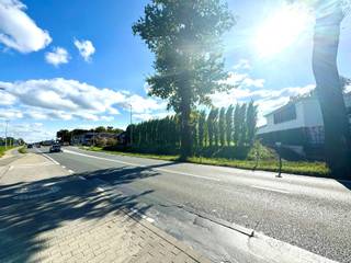 SUPER GELEGEN BOUWGROND van 2959m2! Straatbreedte van 35m, geeft uit op 2 straten. Mogelijkheid tot VERKAVELEN, of ideaal voor ZELFSTANDIGEN of VRIJE BEROEPEN: GEZINSWONING + uitbreiding van 30% voor handel, diensten en kantoren. Meer info IMMO BEGUIN: 056/906 406