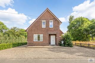 <p>Ontdek de charme van deze woning aan het Kerkvoetpad in Dilsen-Stokkem. Gevestigd in een rustige buurt biedt dit huis een geweldige basis voor een nieuw thuis. Het lijkt op een blanco canvas, perfect voor degene die een persoonlijke touch wil geven aan hun leefruimte. Laat uw creativiteit de vrije loop en maak van dit huis de plek van uw dromen.</p>

<p>De woning met een solide structuur biedt mogelijkheden voor verschillende opstellingen en indelingen, afgestemd op uw persoonlijke wensen. Terwijl het pand momenteel leegstaat, nodigt het uit tot vernieuwing en aanpassing aan uw levensstijl. De ligging biedt bovendien toegang tot een vriendelijke gemeenschap en alle noodzakelijke voorzieningen in de nabijheid, waardoor het een aangename keuze is voor zowel gezinnen als individuen.</p>

<p>Met deze woning hebt u de kans om de perfecte ruimte te creëren die volledig aan uw verwachtingen voldoet. Aarzel niet om contact met ons op te nemen voor een bezichtiging en om de mogelijkheden verder te verkennen.</p>