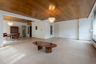 Bent u op zoek naar een ruim gelijkvloers appartement van 142m² met 2 slaapkamers (zonder buitenruimte)? Of naar een praktijk (mits bestemmingswijziging)? Met de mogelijkheid om een garagebox of staanplaats mee aan te kopen? Dan stellen wij deze unieke kans aan u voor! <br /><br />Indeling:<br />U komt binnen in de inkomhal met aan de rechterzijde een apart gastentoilet en een vestiaire, aan de linkerzijde is er een grote berging (5m²) en een kleine berging. Verder is er de grote woonkamer (57m²) met veel lichtinval doordat er overal ramen aanwezig zijn. De woonkamer heeft nog een deur die toegang geeft naar de staanplaatsen achteraan. Aanpalend aan de woonkamer is er de eerste slaapkamer van 14m². Verder is er aan de andere zijde de keuken (7m²), een apart toilet, de tweede slaapkamer inclusief dressing (20,5m²) en badkamer (8m²). De keuken is voorzien van een dubbele spoelbak, oven, kookplaat en dampkap. De badkamer heeft een ligbad met douchefunctie, bidet en enkele lavabo.<br /><br />Mogelijkheid tot aankoop van een autostaanplaats aan € 15.000 of een garagebox aan € 25.000, beiden exclusief van de vraagprijs.<br /><br />Ligging<br />Het appartement is zeer gunstig gelegen vlakbij tal van horecazaken, winkels en scholen. Aan de overkant is er een grote speeltuin en de fietsostrade die u op enkele ogenblikken naar het centrum van Antwerpen brengt. Op enkele minuten van de snelweg en op enkele meters van het openbaar vervoer. Kortom een uiterst centrale ligging.<br /><br />Pluspunten<br />-Overal rolluiken (manueel en elektrisch)<br />-Ideaal als praktijk of kantoor<br />-Grote bewoonbare oppervlakte (142m²)<br />-Mogelijkheid tot aankoop garagebox of autostaanplaats<br />- Gunstige ligging<br /><br />Voor meer informatie of een bezichtiging kan u One vastgoed steeds bereiken op volgend nummer 03 360 85 30.