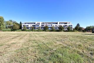 Op zoek naar een BEN-appartement met 2 slaapkamers, mogelijkheid tot aankoop van één of twee autostaanplaatsen en een ruim zuidgericht terras met zicht op het natuurgebied De Rietvelden onder registratierechten?<br /><br />Dit Bijna-Energie-Neutraal-appartement van 2018 is zéér rustig gelegen in woonproject "De Rietvelden", nabij het centrum van Kallo in de Hoog Kallostraat met zicht en aansluiting op het natuurgebied.<br /><br />Het appartement bevindt zich op de tweede verdieping met een bewoonbare oppervlakte van 85,3 m² en een zuid-georiënteerd terras van ca. 9,7 m².<br /><br />De indeling van het appartement is als volgt: ruime inkomhal/nachthal met inbouwvestiairekasten en toegang tot de lichtrijke living met open keuken (voorzien van een granieten werkblad, vaatwasmachine, inductiekookvuur, dampkap, koelkast met vriesvak en combi-oven), twee slaapkamers (beiden voorzien van op maat gemaakte kasten waarvan één met een op maat weggewerkt uitklapbed), ingerichte badkamer (met ligbad en badkamermeubel met lavabo) en een praktische berging (met voorziening voor wasmachine).<br /><br />Aansluitend aan de living, bevindt zich een ruim zuid-georiënteerd terras met zicht op natuurgebied. Het terras is uitgerust met een automatische zonneluifel en automatische zonnescreens.<br /><br />Bij het appartement kunnen optioneel meer dan één ondergrondse autostaanplaatsen aangekocht worden.<br /><br />De voornaamste troeven zijn: de energiezuinigheid (Bijna-Energie-Neutraal met label A), vloerverwarming via een individuele warmtepomp, balansventilatie type D, aanwezigheid van individuele zonnepanelen, rustig zuid-georiënteerd terras met magnifiek verzicht op natuurgebied, conforme elektrische keuring tot 2043, praktische ligging nabij invalswegen (E34, haven, Antwerpen, Beveren, ...) en de zéér rustige ligging.<br /><br />Te koop aan 2% registratierechten (enige eigen woning) of 12% (investering).<br /><br />Benieuwd naar dit uiterst energiezuinig en rustig gelegen appartement nabij natuurgebied "De Rietvelden"?<br />Contacteer ons snel voor meer informatie en/of een bezoek ter plaatse via verkoop@homevast.be of op telefoonnummer 03 344 77 44.