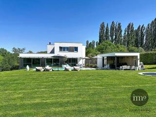 Dilbeek : En LISIÈRE du village, IMMO STORE vous propose cette MAGNIFIQUE VILLA MODERNE, ÉPURÉE ET ÉCONOME EN ÉNERGIE avec PISCINE, sur un...