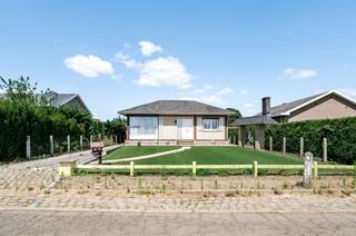 Thoroughly to be modernized house on a plot of 760 m², conveniently located in a rural setting near the village center of Putte. This well-kept house...