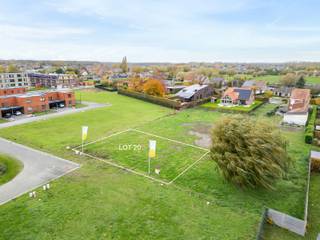 Ontdek dit villaperceel in de gezellige dorpskern van Damme-Sijsele. Je woont er in een rustige, doodlopende straat in de buurt van...