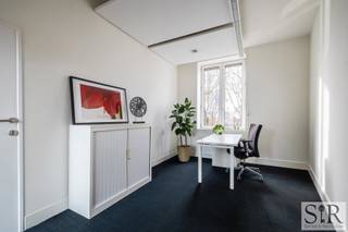 <p>Gelegen in het hart van Mechelen, in een historisch pand vol karakter, vind je deze prachtige kantoorruimte in het Ondernemershuis Mechelen. Hier werk je in alle rust, terwijl je toch omringd bent door het bruisende stadsleven. Een plek waar ondernemerschap, professionaliteit en verbinding samenkomen.</p>
<p>Deze ruimte is uitermate geschikt voor zelfstandigen en kleine teams die op zoek zijn naar een stijlvolle werkplek met uitstraling. Denk aan een advocaten- of boekhoudkantoor, een creatieve onderneming of een dienstverlener die graag klanten ontvangt in een professionele setting. Dankzij de ligging op wandelafstand van het station en met diverse parkings in de buurt, is dit pand vlot bereikbaar voor jou én je cliënteel.</p>
<p>Wil je graag jouw plannen afstemmen op deze plek? Neem dan zeker contact op via 015 65 50 05 of mail naar info@immosir.be.<br />kantoorruimtes te huur van 1 t.e.m 8 personen met prijzen vanaf 790 euro per maand.</p>
<p><strong>Indeling:</strong><br />De ruimte omvat een lichtrijke, open kantoorruimte met hoge plafonds, grote ramen en een aangename sfeer. Via een gedeelde inkomhal kom je in een private werkplek die rust uitstraalt en meteen professioneel aanvoelt.</p>
<p>Daarnaast is er een gemeenschappelijke kitchenette aanwezig, uitgerust met de nodige toestellen, waar je ontspannen kan pauzeren of lunchen. De toiletten zijn gemeenschappelijk, goed onderhouden en vlot bereikbaar vanuit het kantoor.</p>
<p>Deze kantoorruimte is instapklaar, bemeubeld, afgewerkt met kwalitatieve materialen en voorzien van een goede akoestiek. Er is snel internet aanwezig via het centrale netwerk van het gebouw en toegang tot vergaderfaciliteiten indien gewenst. <br /><br />Een unieke kans voor ondernemers die centraal willen werken in een inspirerende omgeving, zonder in te boeten op comfort of bereikbaarheid. De sfeer in het gebouw is professioneel maar tegelijk warm en ondersteunend – ideaal voor wie houdt van autonomie mét de voordelen van een gedeelde ondernemerscontext.</p>
<p>De huurprijs is inclusief internet, nutsvoorzieningen, toegang tot gemeenschappelijke ruimtes en basis schoonmaak van de gedeelde delen. Het gebouw is uitgerust met camerabewaking en toegangscontrole.</p>
<p>De kantoorruimte valt onder het btw-stelsel (21% btw van toepassing). De beschikbaarheid wordt in onderling overleg bepaald.</p>
<p><strong>Interesse om jouw zaak hier te laten groeien? Bel ons op 015 65 50 05 of stuur een e-mail naar info@immosir.be voor een bezichtiging op maat.</strong></p>