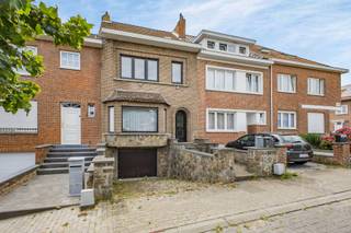 Immo Pické biedt U deze gunstig gelegen woning aan gelegen in de nabijheid van winkels, scholen, openbaar vervoer en de belangrijkste verbindingswegen. Deze woning bestaat uit een inkomhal, een woonkamer, een eetkamer, een veranda, een keuken, een toilet en een badkamer. Op de eerste verdieping vinden we een nachthal, 2 slaapkamers, een bureau en een 2de badkamer. Aanwezigheid van een inrichtbare zolder. Ondergronds vinden we een garage en verschillende kelderruimtes. Aanwezifgheid van een tuin en een open autostaanplaats voor de garage.