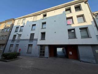 🔑 Lichtrijk & Energiezuinig Appartement te Huur op Toplocatie in Izegem!<br /><br />Zoek je een gezellig, instapklaar stekje op een steenworp van het bruisende centrum én het station? Dit stijlvolle 1-slaapkamerappartement op de 4de verdieping combineert comfort, rust en een ideale ligging.<br /><br />🌟 Waarom dit appartement jouw nieuwe thuis wordt:<br /><br />Toplocatie: Alles op wandelafstand! Zowel het gezellige centrum als het station van Izegem liggen vlakbij.<br />Energiezuinig & Comfortabel: Dankzij het gunstige EPC B-label woon je hier heerlijk geïsoleerd en houd je je energiekosten onder controle.<br /><br />Praktische indeling:<br />Uitnodigende inkomhal<br />Grote, lichtrijke leefruimte<br />Ruime en rustige slaapkamer<br />Verzorgde badkamer met douche en toilet<br />Gezellig terrasje om van de buitenlucht te genieten<br />Extra troef: Ruime gemeenschappelijke fietsenberging op het gelijkvloers.<br /><br />ER KOMT NOG EEN NIEUWE KEUKEN IN MET EILAND !<br /><br />📋 Praktische & Financiële details:<br />Huurprijs: € 750 / maand (inclusief syndic! / exclusief EGW)<br />Beschikbaar: Vanaf 01-11-2026 (in overleg eventueel al vroeger mogelijk vanaf 01-08-2026)<br />Huurcontract: Start met een contract van 1 jaar (met het oog op een fijne lange-termijnverhuur)<br />Huurwaarborg: € 2.250 (3 maanden huur op een geblokkeerde rekening)<br /><br />📞 Interesse of een bezoek plannen?<br />Neem gerust contact op met Guillaume of Stefan:<br />☎️ Telefoon: 056 / 70 52 62<br />💬 WhatsApp: 0473 / 49 07 58<br />Grijp deze kans en maak snel een afspraak voor een bezichtiging!
