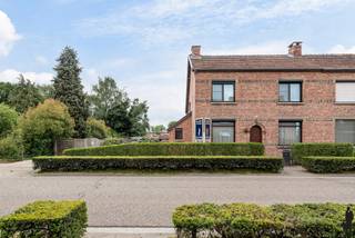Deze charmante halfopen woning in Sint Jozef Olen biedt 3 ruime slaapkamers, omheinde tuin en een aangename veranda/tuinkamer. Extra bergruimte...