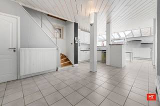 In het hart van Langemark, op wandelafstand van alle voorzieningen, vind je deze bijzonder ruime eigendom. Het pand bestaat uit een comfortabel woongedeelte, een inpandige <strong>opslagruimte van 87 m²</strong> en een <strong>dubbele garage</strong> van 55 m² met uitweg. Ben je op zoek naar een ruime woonst of wil je wonen en werken combineren? Dan is dit zeker iets voor jou!<br /><br /><strong>Indeling van het pand</strong>
<ul>
	<li>Gelijkvloerse verdieping: ruime inkomhal (8 m²), woon- en eetkamer met open keuken (45 m²). De keuken beschikt over een oven, kookplaat, dampkap, dubbele spoelbak en vaatwasser. Daarnaast is er ook nog een apart toilet.</li>
	<li>1ste verdieping: hal (5 m²), 2 slaapkamers (20 - 8 m²) en badkamer (8 m²) met enkelvoudige wastafel, douche en toilet. Boven de opslagruimte (bereikbaar vanuit de opslagruimte via een draaitrap of via de badkamer op het eerste verdiep) hebben we nog een polyvalente ruimte/extra slaapkamer van 60 m².</li>
	<li>2de verdieping: zolder (11 m²) met vaste trap.</li>
</ul>
<br /><strong>Kenmerken</strong>

<ul>
	<li>De woning beschikt over een zonnige tuin met uitweg via het OC.</li>
	<li>Er is een inpandige opslagruimte van +/- 87 m² met een aparte inkom.</li>
	<li>Dubbele garage van 55 m².</li>
	<li>Regenwaterput van 3.000 liter.</li>
</ul>
<br />Bij het isoleren van de daken en het vervangen van de polycarbonaatplaten/enkel glas voldoe je aan de renovatieplicht.<br /><br /><em>* Deze eigendom staat te koop met een vanafprijs van € 180.000. Elk bod vanaf deze prijs worden voorgelegd aan de eigenaar(s) die dit al dan niet aanvaarden. De initiële vraagprijs was € 205.000. *</em><br /><br />Interesse of een vrijblijvend bezoekje? Bel gerust naar Eden op 0470 43 78 21 of mail info@minthus.be