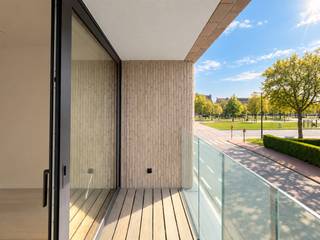 <strong>Knokke: Prachtig Instapklaar nieuwbouwappartement met 2 slaapkamers en zuidgericht terras te koop in residentie 'Maurice'.</strong>
<p>Op een uitstekende ligging in Knokke, vlakbij Duinenwater, het Zegemeer en het centrum, vinden we dit prachtig nieuwbouwappartement in de stijlvolle residentie “Maurice”. Het appartement is gelegen op de eerste verdieping en werd met oog voor comfort en kwaliteit afgewerkt. Dankzij de zuidgerichte oriëntatie geniet de leefruimte bovendien van aangename lichtinval en een zonnig, overdekt terras. Als extra troef is er de mogelijkheid om een makkelijk toegankelijke autostaanplaats aan te kopen (€ 65.000). Deze bevindt zich in de residentie en is bereikbaar via een autolift. Er is reeds een kabel voorzien voor het plaatsen van een laadpunt voor een elektrische wagen.<br /><strong>Verkoop onder het BTW-stelsel.<br /><br />Indeling: </strong><br />Inkomhal met gastentoilet, aangename en lichtrijke leefruimte, zuidgericht terras, gezellige zit-/eethoek, open keuken voorzien van alle nodige toestellen, praktische berging, 2 volwaardige slaapkamers, badkamer met inloopdouche en dubbele wastafel, douchekamer. <br /><br /><strong>Troeven: </strong></p>
<ul><li>Nieuwbouwresidentie 'Maurice'.</li><li>Centrale ligging nabij Duinenwater, het Zegemeer, Lakeside Paradise en het centrum van Knokke.</li><li>Zuidgericht, overdekt terras.</li><li>Volledig geschilderd en instapklaar</li><li>Mogelijkheid tot aankoop autostaanplaats (€ 65.000) + mogelijkheid tot elektrisch laden.</li></ul>
Meer informatie? Contacteer Ayita op 0496 13 43 12 of via ayita@eraservimo.be