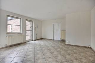 Goed gelegen appartement te Leopoldsburg dat meteen instapklaar is.Dit appartement omvat een ruime woonkamer met aangenaam veel "natuurlijk"...