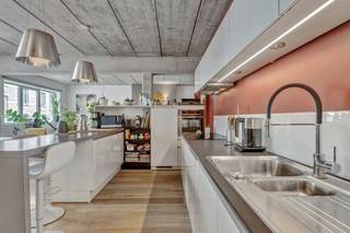 <p>Ideally located in Brussels’ Pentagon, close to the historic center, on the 2nd floor of a characterful building, we are offering this exceptional 165 m² loft. It offers: an entrance hall with a closet, a large, bright living room, a dining room and an open-plan kitchen with a eating area, three large bedrooms (19 m², 16 m² and 16 m²), a bathroom with a shower and bath, a separate toilet and a laundry room. Cellar. Parking space: €25.000. PEB: C. This apartment will charm you with its industrial architecture, the quality of its materials and its spacious living room. A viewing is a must!</p>