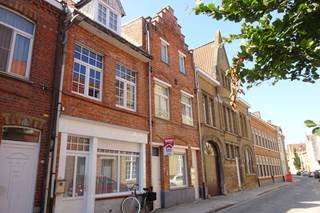 gelijkvloers appartement in het hart van Ieper, op wandelafstand van winkels, horeca en historische bezienswaardigheden.<br />Dit gesloten appartement biedt comfortabel wonen met twee volwaardige slaapkamers, ideaal voor koppels, kleine gezinnen of als investering. Dankzij de ligging in het centrum geniet u van alle voorzieningen binnen handbereik, terwijl het EPC-label C een degelijke energieprestatie garandeert.

<p> </p>

<p>Belangrijkste ruimtes:<br />• Gezellige woonkamer met grote ramen en natuurlijke lichtinval.<br />• Functionele keuken met voldoende opbergruimte.<br />• Twee slaapkamers, geschikt voor diverse inrichtingen.<br />• Badkamer met ligbad/douche en wastafel.</p>

<p> </p>

<p>Troeven:<br />• Gelijkvloers appartement – geen trappen, makkelijk toegankelijk.<br />• Twee slaapkamers – flexibel in gebruik.<br />• Centrale ligging in Ieper – alles op wandelafstand.</p>

<p> </p>

<p>Neem vandaag nog contact op met uw ERA-makelaar voor een bezoek.<br />JOUW DROOMAPPARTEMENT. ZO GEVONDEN!</p>