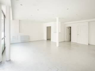 Espace commercial spacieux et lumineux
Ce commerce polyvalent offre un espace ouvert, spacieux et lumineux, bénéficiant d’une agréable lumière naturelle grâce à ses grandes baies vitrées. Son agencement ouvert offre de nombreuses possibilités et permet d’adapter facilement l’espace à différentes activités professionnelles.
Le bien dispose d’une finition sobre et neutre, permettant une personnalisation complète selon les besoins de votre activité, qu’il s’agisse d’un commerce, d’un bureau, d’un cabinet ou de toute autre activité professionnelle.
Une belle opportunité pour les entrepreneurs à la recherche d’un espace commercial polyvalent, lumineux et facilement aménageable.